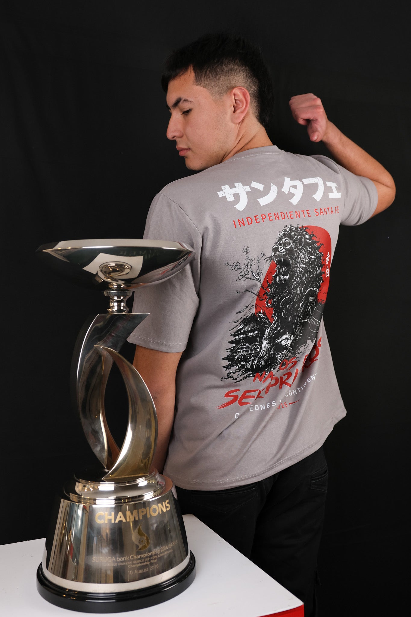 Camiseta + Pocillo Aleatorio Santa Fe | 10 Años Suruga Bank – Edición Conmemorativa