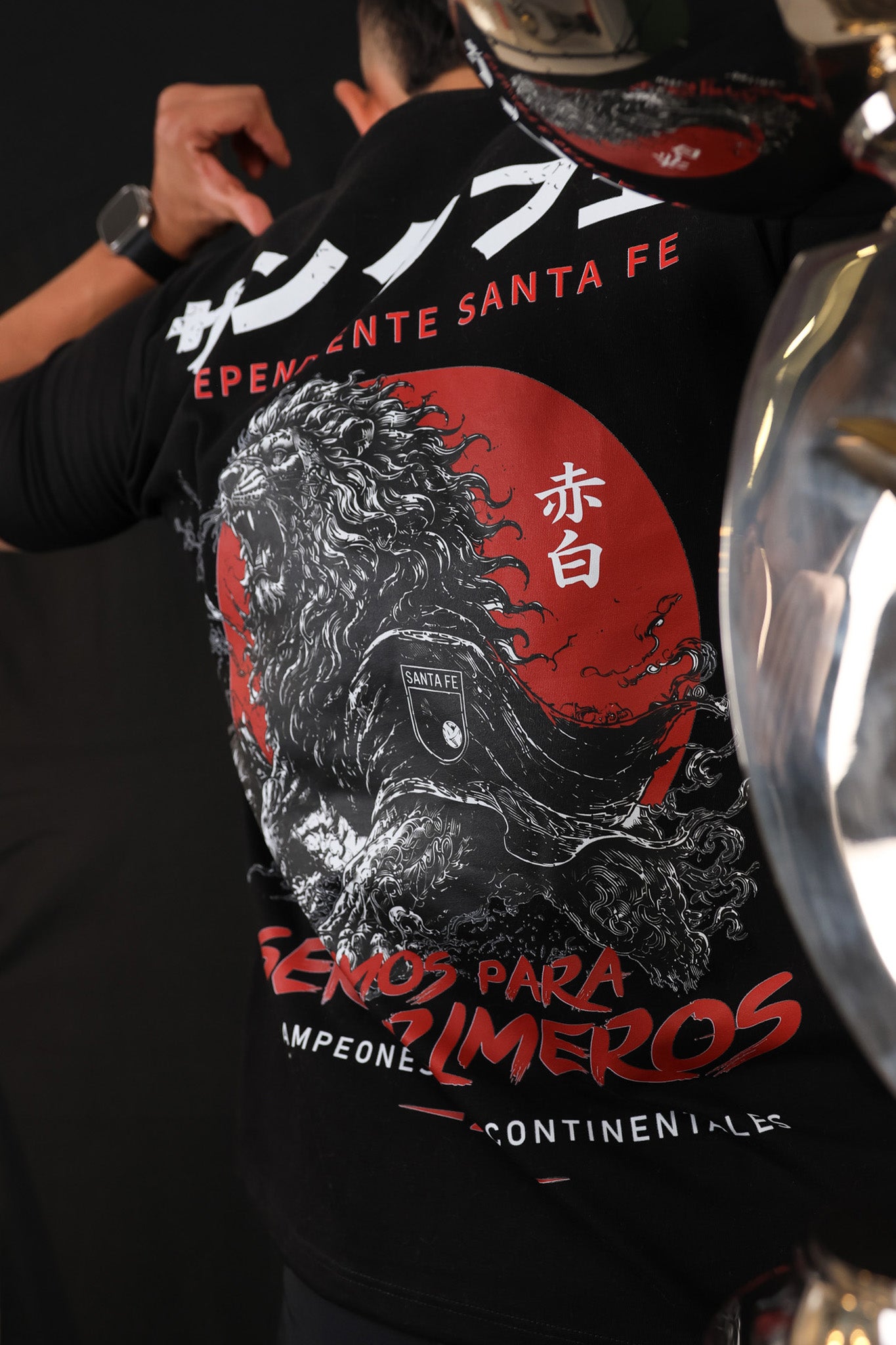 Camiseta + Pocillo Aleatorio Santa Fe | 10 Años Suruga Bank – Edición Conmemorativa