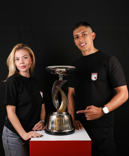 Camiseta + Pocillo Aleatorio Santa Fe | 10 Años Suruga Bank – Edición Conmemorativa