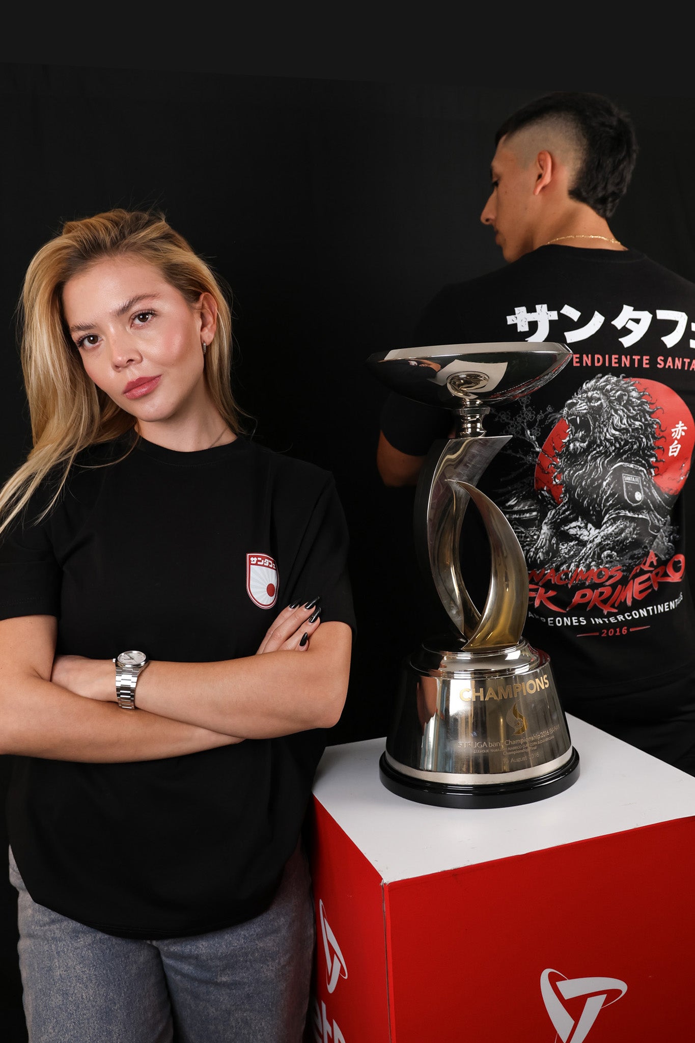 Camiseta + Pocillo Aleatorio Santa Fe | 10 Años Suruga Bank – Edición Conmemorativa