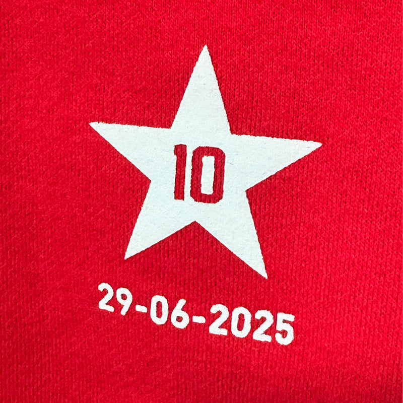 COMBO FUTBOLERO SACO ROJO ESCUDO MINIMALISTA-GORRA+LATA