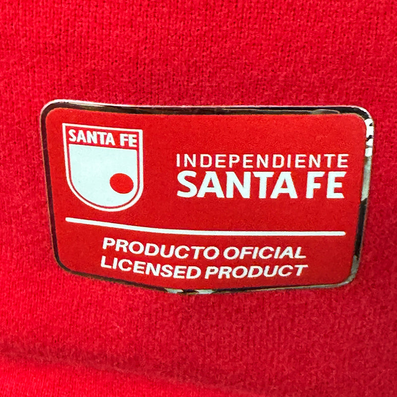 COMBO FUTBOLERO SACO ROJO ESCUDO MINIMALISTA-GORRA+LATA